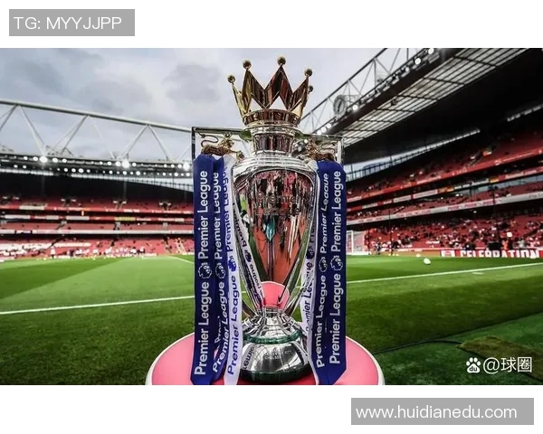 足球巨星捧起荣誉奖杯瞬间展现辉煌成就与不懈奋斗精神